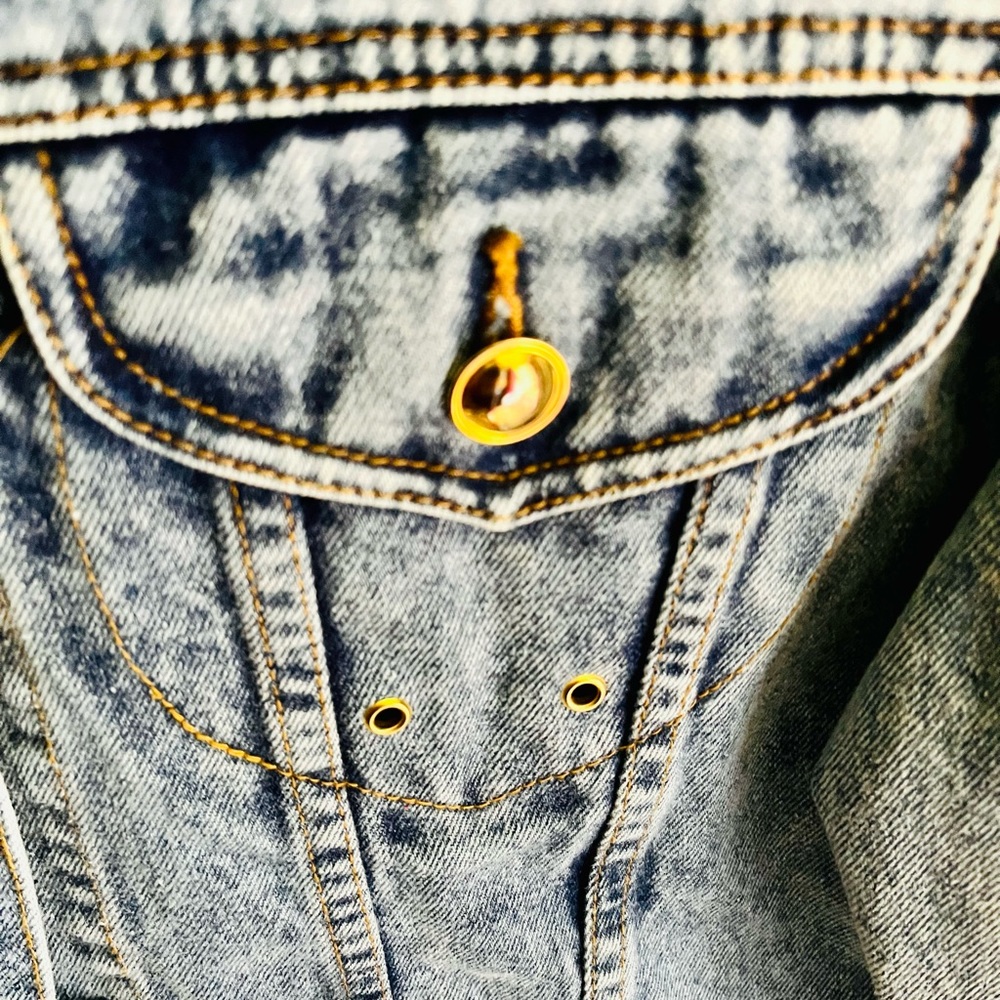 JORDACHE Jean Jacket Size M, with gold accents acid wash - Picture 4 of 6